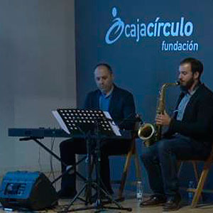Música en vivo. Rubén Ortíz (saxofón) y Rodrigo Velázquez (teclado)